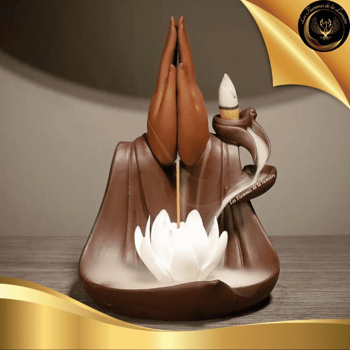 Magnifique Fontaine à encens en céramique - mains de Bouddha - Lotus - 18 cm disponible chez Les Flammes de la Lumière