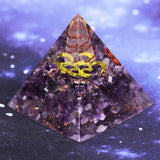 Améthyste - Magnifique Pyramide en orgonite - OM - 5 à 8 cm disponible chez Les Flammes de la Lumière