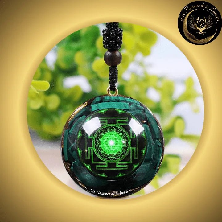 Malachite - Beau Collier - pendentif orgone - Sri Yantra - Géométrie Sacrée disponible chez Les Flammes de la Lumière