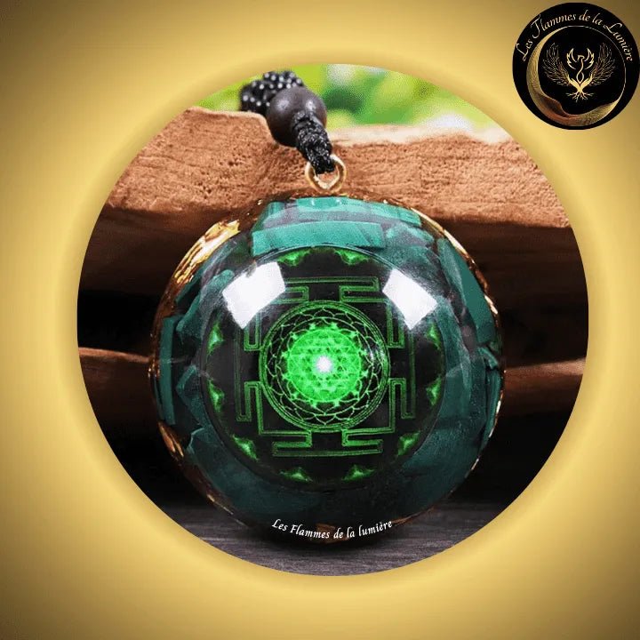 Malachite - Beau Collier - pendentif orgone - Sri Yantra - Géométrie Sacrée disponible chez Les Flammes de la Lumière