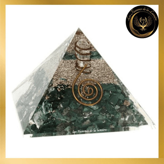 Malachite - Magnifique Pyramide en orgonite - 7,5 cm disponible chez Les Flammes de la Lumière