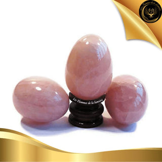 Oeuf en Quartz Rose avec socle en bois de 5 cm disponible chez Les Flammes de la Lumière
