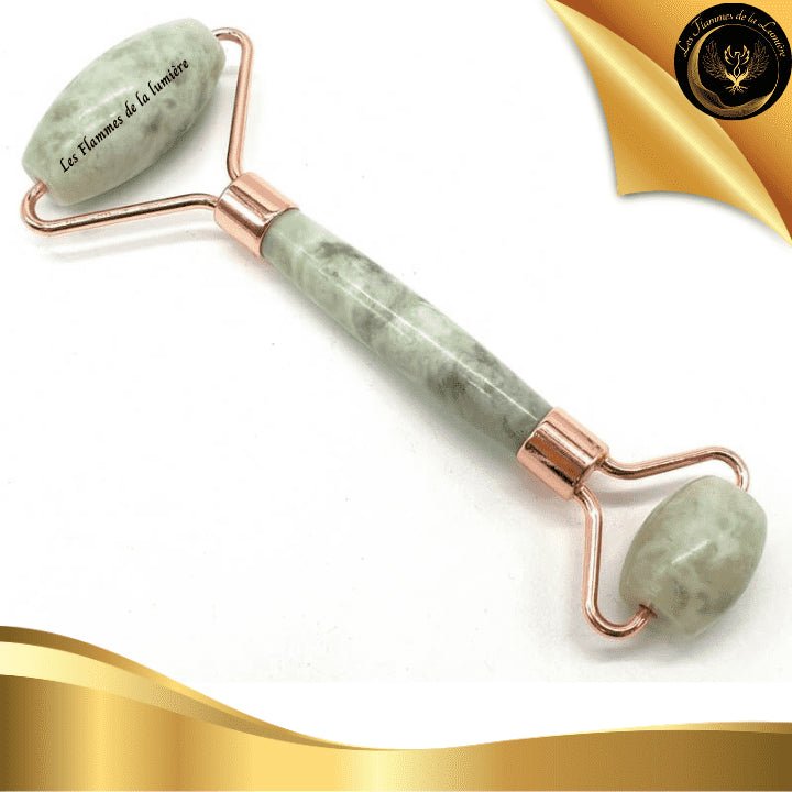 Roller de Massage en Jade Verte pour visage et corps disponible chez Les Flammes de la Lumière