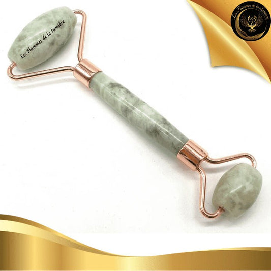 Roller de Massage en Jade Verte pour visage et corps disponible chez Les Flammes de la Lumière