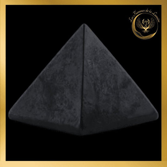 Shungite - Très belle Pyramide de 5 cm disponible chez Les Flammes de la Lumière
