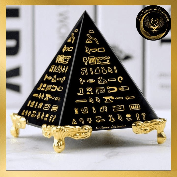 Obsidienne noire - Sublime Pyramide - avec support 6 à 10 cm disponible chez Les Flammes de la Lumière