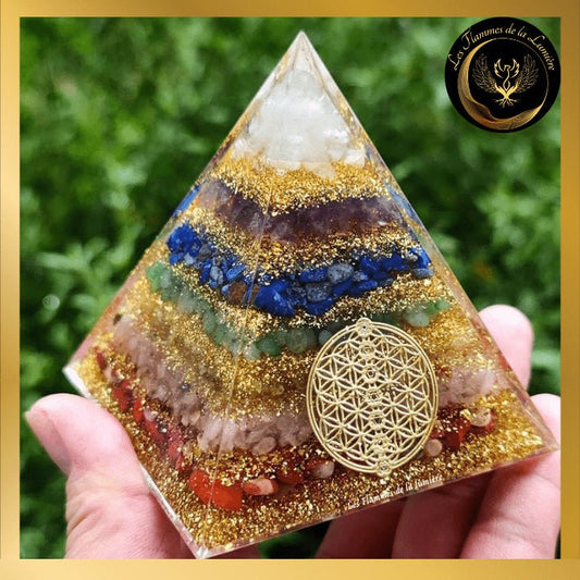 Sublime Pyramide en Orgonite - 7 chakras - Fleur de Vie - 6cm disponible chez Les Flammes de la Lumière