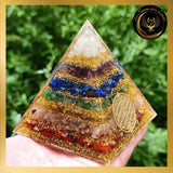 Sublime Pyramide en Orgonite - 7 chakras - Fleur de Vie - 8cm disponible chez Les Flammes de la Lumière