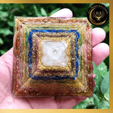 Sublime Pyramide en Orgonite - 7 chakras - Fleur de Vie - 8cm disponible chez Les Flammes de la Lumière