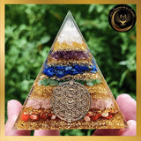 Sublime Pyramide en Orgonite - 7 chakras - Fleur de Vie - 8cm disponible chez Les Flammes de la Lumière