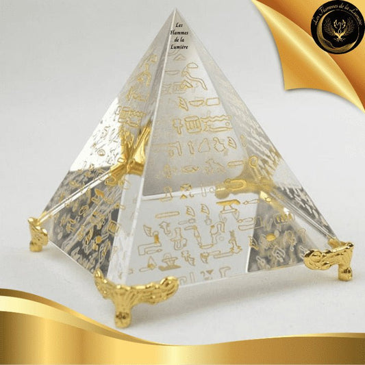 Sublime Pyramide transparente en Cristal avec support disponible chez Les Flammes de la Lumière