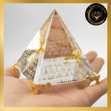 Sublime Pyramide transparente en Cristal avec support disponible chez Les Flammes de la Lumière