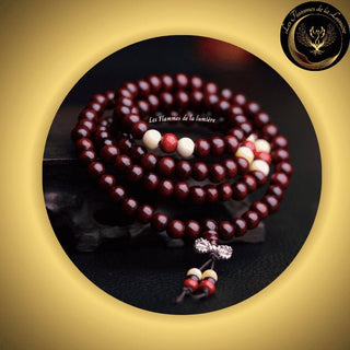 Très beau bracelet Mala Tibétain - Bois de Santal naturel - 108 perles - 8 mm disponible chez Les Flammes de la Lumière