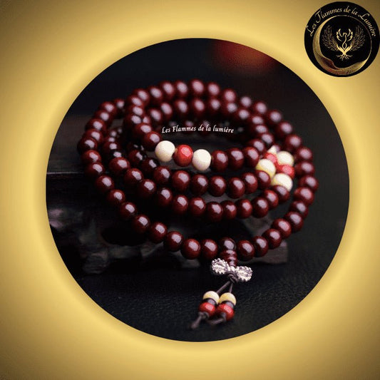 Très beau bracelet Mala Tibétain - Bois de Santal naturel - 108 perles - 8 mm disponible chez Les Flammes de la Lumière