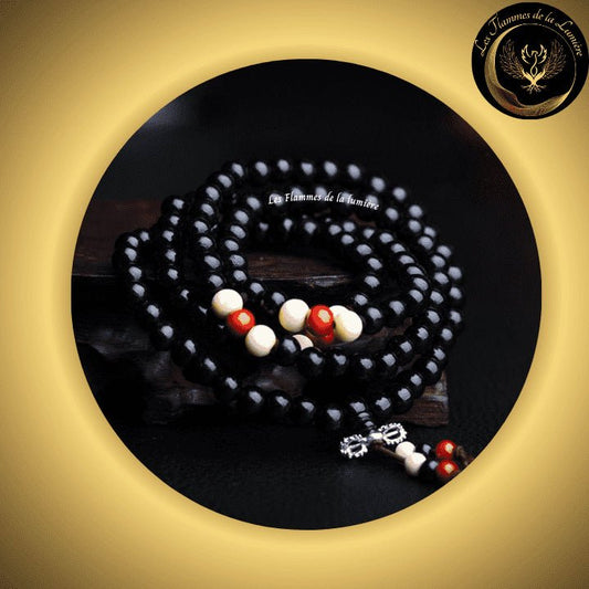 Très beau bracelet Mala Tibétain - Bois de Santal naturel - 108 perles - 8 mm disponible chez Les Flammes de la Lumière
