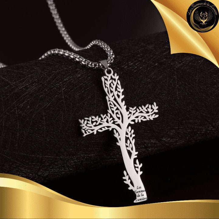 Très beau collier en acier inoxydable avec la Croix du Christ couleur Argent disponible chez Les Flammes de la Lumière