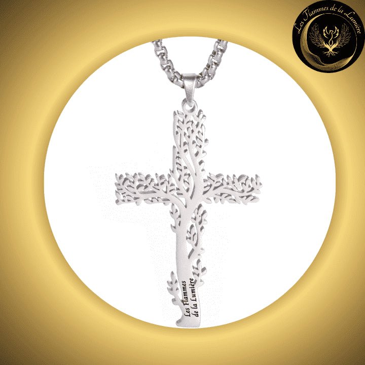 Très beau collier en acier inoxydable avec la Croix du Christ couleur Argent disponible chez Les Flammes de la Lumière