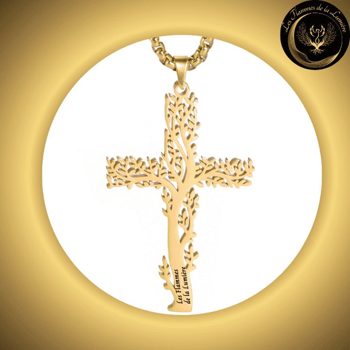 Très beau collier en acier inoxydable avec la Croix du Christ couleur Or disponible chez Les Flammes de la Lumière