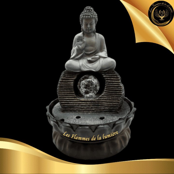 Très belle Fontaine à eau - Bouddha Salueur assis en résine - 28cm disponible chez Les Flammes de la Lumière