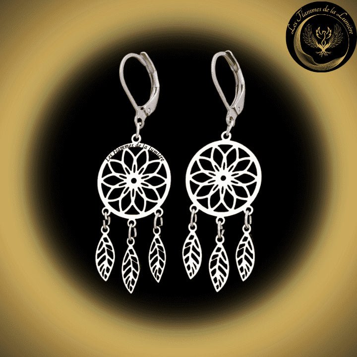 Très belles boucles d'oreilles attrape-rêves en acier inoxydable couleur argent disponible chez Les Flammes de la Lumière