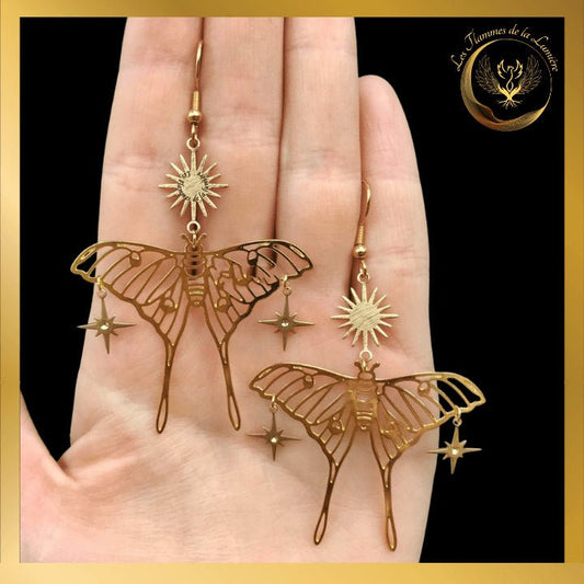 Très belles boucles d'oreilles avec papillon, soleil et étoiles disponible chez Les Flammes de la Lumière