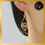 Très jolies Boucles d'oreilles en acier inoxydable - Lotus disponible chez Les Flammes de la Lumière