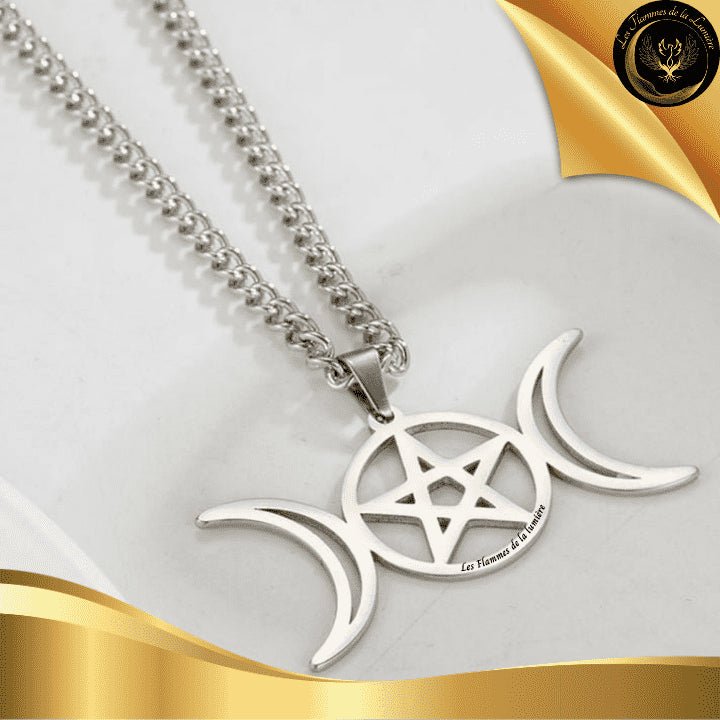 Très joli collier en acier inoxydable triple lune & pentagramme couleur Argent disponible chez Les Flammes de la Lumière