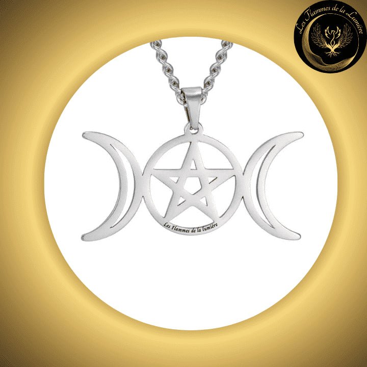 Très joli collier en acier inoxydable triple lune & pentagramme couleur Argent disponible chez Les Flammes de la Lumière