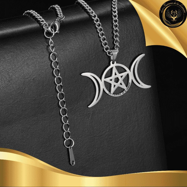 Très joli collier en acier inoxydable triple lune & pentagramme couleur Argent disponible chez Les Flammes de la Lumière
