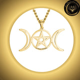 Très joli collier en acier inoxydable triple lune & pentagramme couleur Or disponible chez Les Flammes de la Lumière