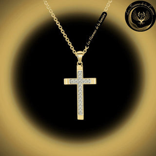 Très joli collier avec la Croix du Christ disponible chez Les Flammes de la Lumière