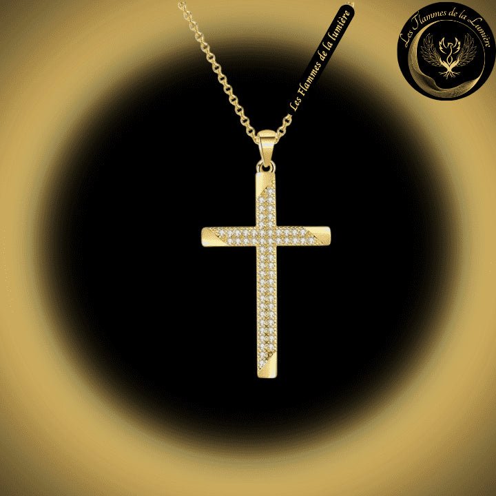 Très joli collier avec la Croix du Christ couleur Or disponible chez Les Flammes de la Lumière