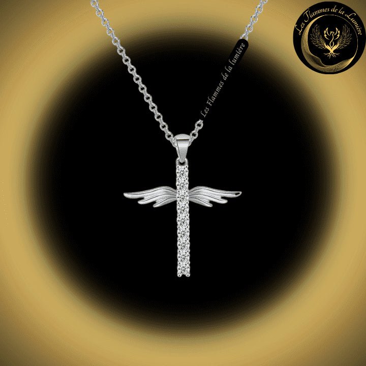 Très joli collier avec la Croix du Christ couleur Argent disponible chez Les Flammes de la Lumière