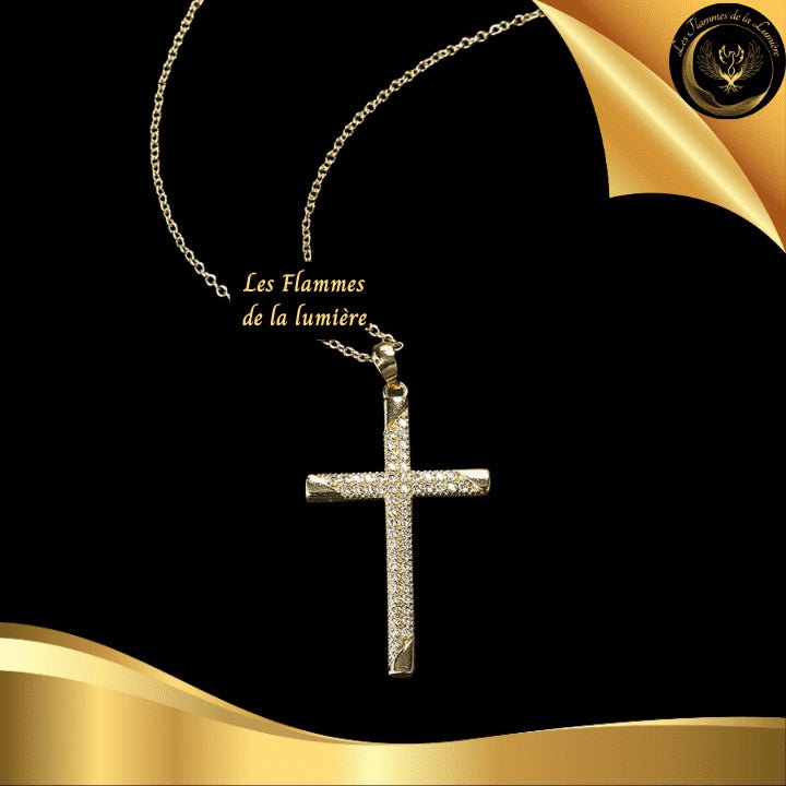 Très joli collier avec la Croix du Christ couleur Or disponible chez Les Flammes de la Lumière