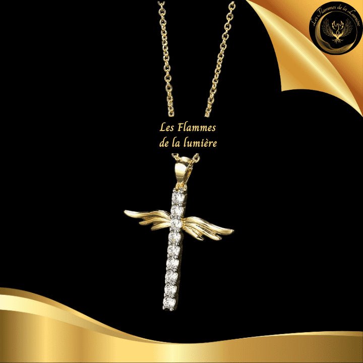 Très joli collier avec la Croix du Christ couleur Or disponible chez Les Flammes de la Lumière