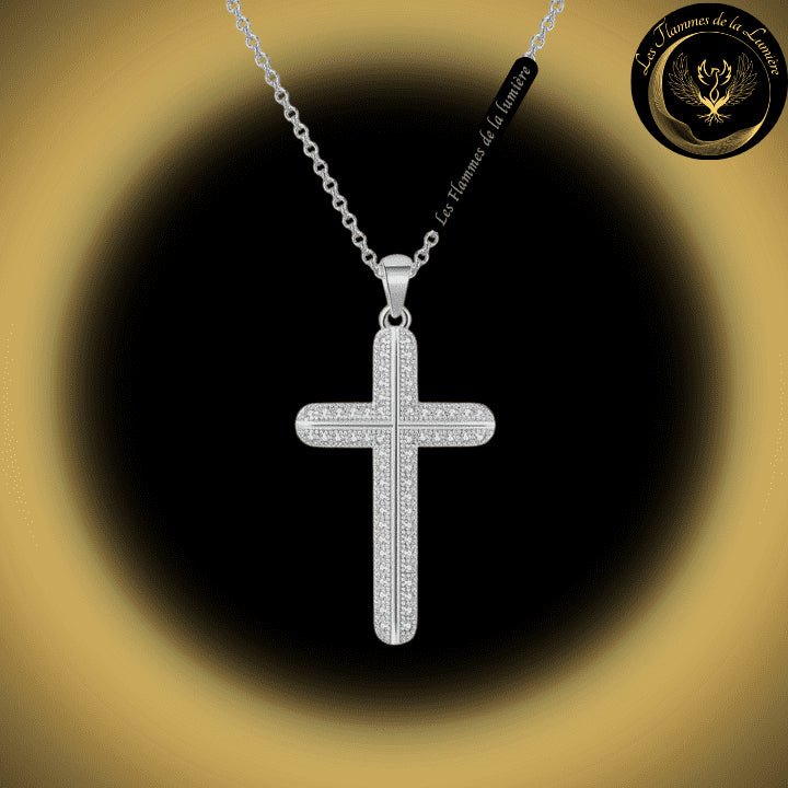 Très joli collier avec la Croix du Christ couleur Argent disponible chez Les Flammes de la Lumière