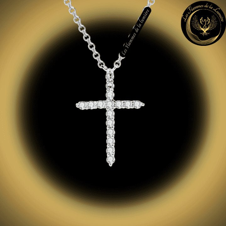 Très joli collier avec la Croix du Christ couleur Argent disponible chez Les Flammes de la Lumière