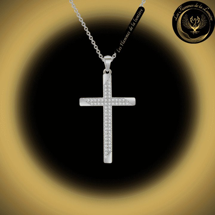 Très joli collier avec la Croix du Christ couleur Argent disponible chez Les Flammes de la Lumière