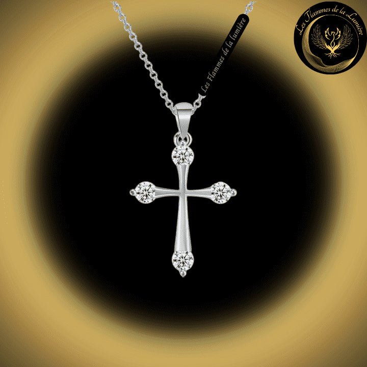 Très joli collier avec la Croix du Christ couleur Argent disponible chez Les Flammes de la Lumière