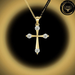 Très joli collier avec la Croix du Christ couleur Or disponible chez Les Flammes de la Lumière