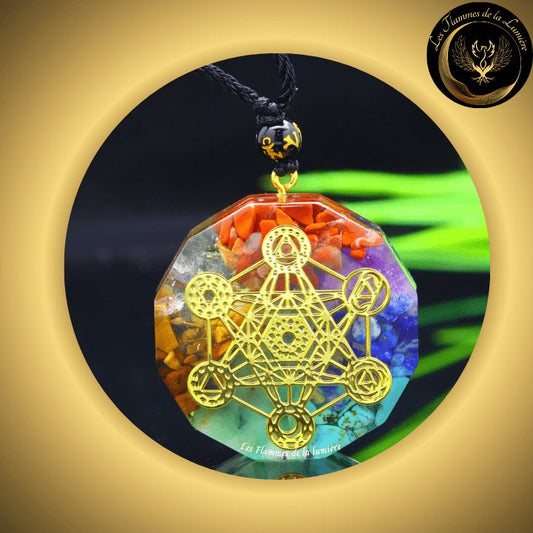 Très joli collier Orgone - 7 chakras - cube de Métatron disponible chez Les Flammes de la Lumière