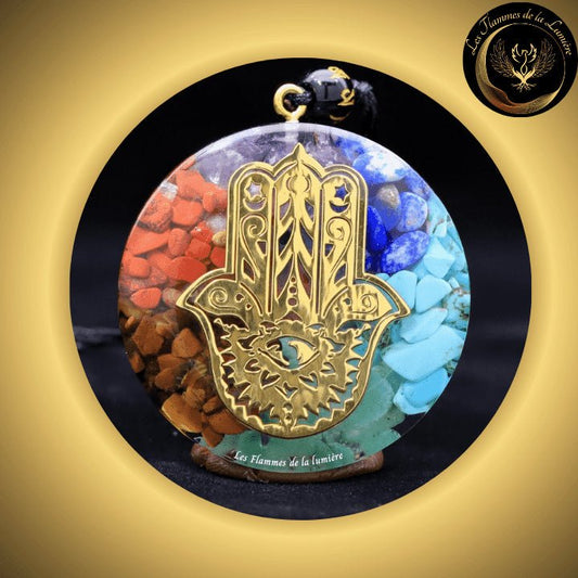 Très joli collier Orgone - 7 chakras - Main de Fatima disponible chez Les Flammes de la Lumière